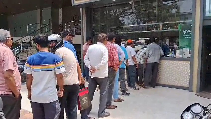 ‘ভোট গেল, বোতল খোলো!’—দুর্গাপুরে খুলতেই মদের দোকান, রোদ ভুলে লাইনে সুরাপ্রেমীরা