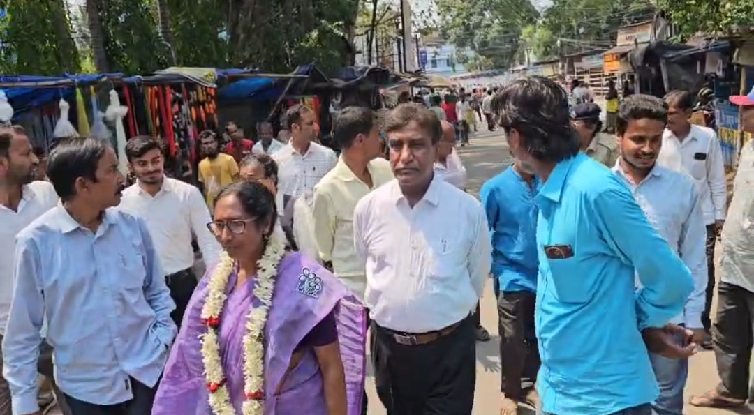 রায়নায় তৃণমূল প্রার্থীর শক্তি প্রদর্শন, টাউন হল থেকে মিছিল করে মনোনয়ন জমা