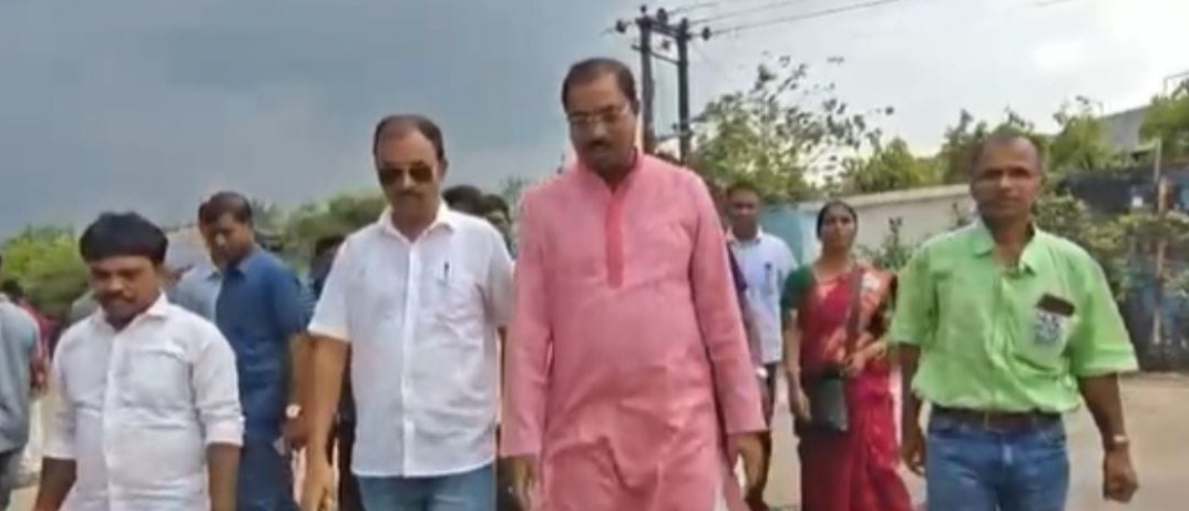 গোসাবার পর ক্যানিং এ তৃনমুল কংগ্রেসের ঘর ভেঙে বিজেপিতে যোগ দিলেন জেলা পরিষদের প্রাক্তন সহ সভাধিপতি সহ একদল তৃনমুল নেতা।