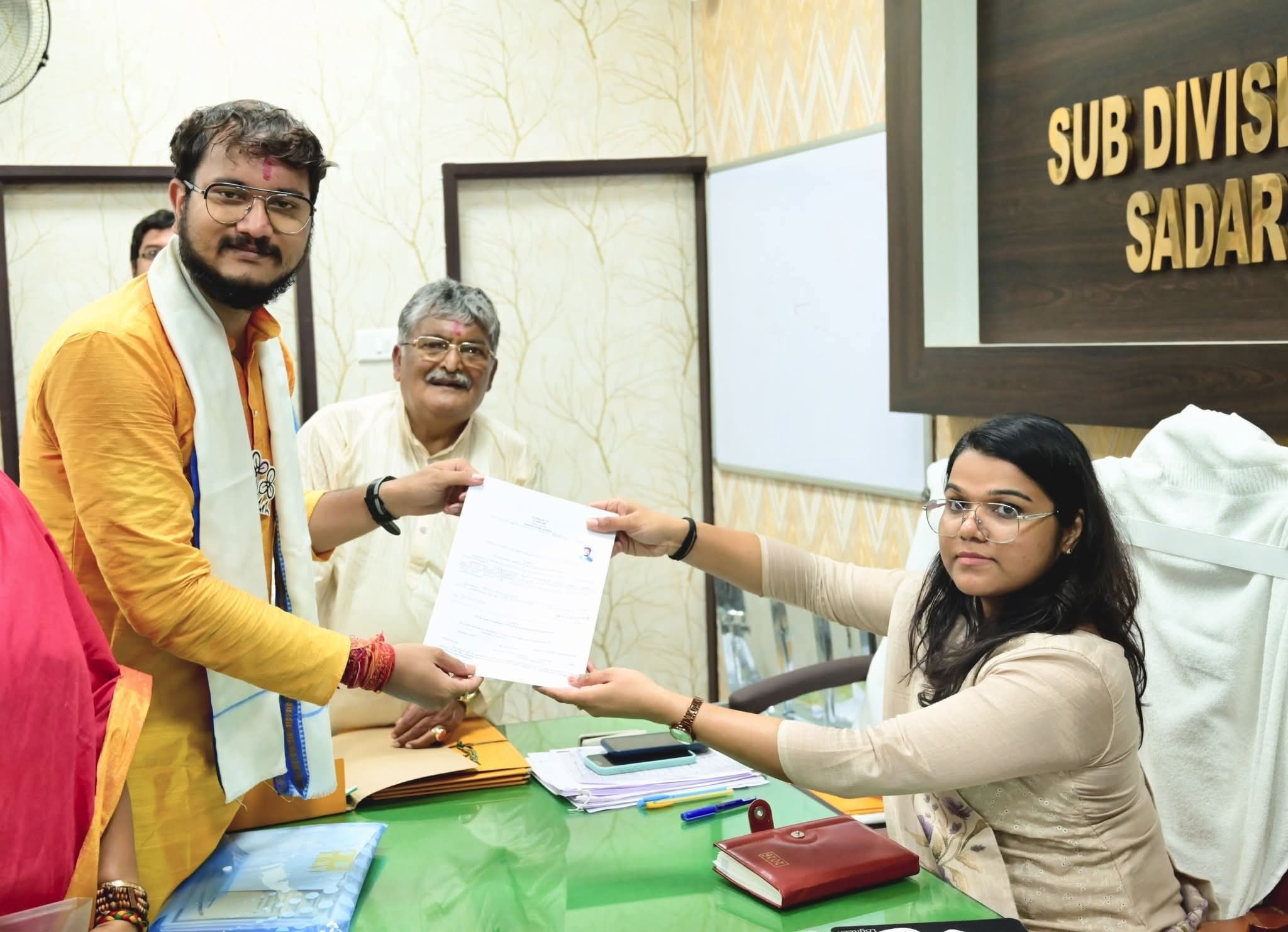 চুঁচুড়ার তৃণমূল প্রার্থী দেবাংশুর হলফনামা প্রকাশ্যে, সম্পত্তি ও শিক্ষাগত যোগ্যতায় চমক