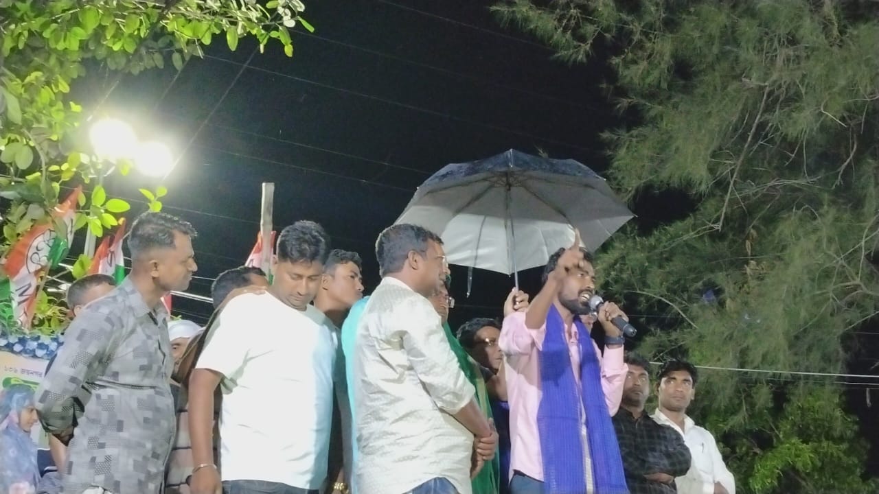 At a Trinamool Congress street meeting in Joynagar, Trinamool leader Pratikur Rahman highlighted the party's developmental achievements while simultaneously criticizing the BJP and the Left.