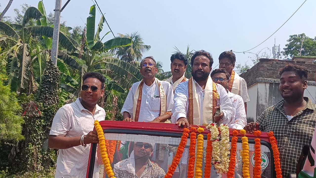 জামালপুরে তৃণমূলের বিশাল বাইক র‍্যালি: প্রচারের ময়দানে মানুষের ঢল