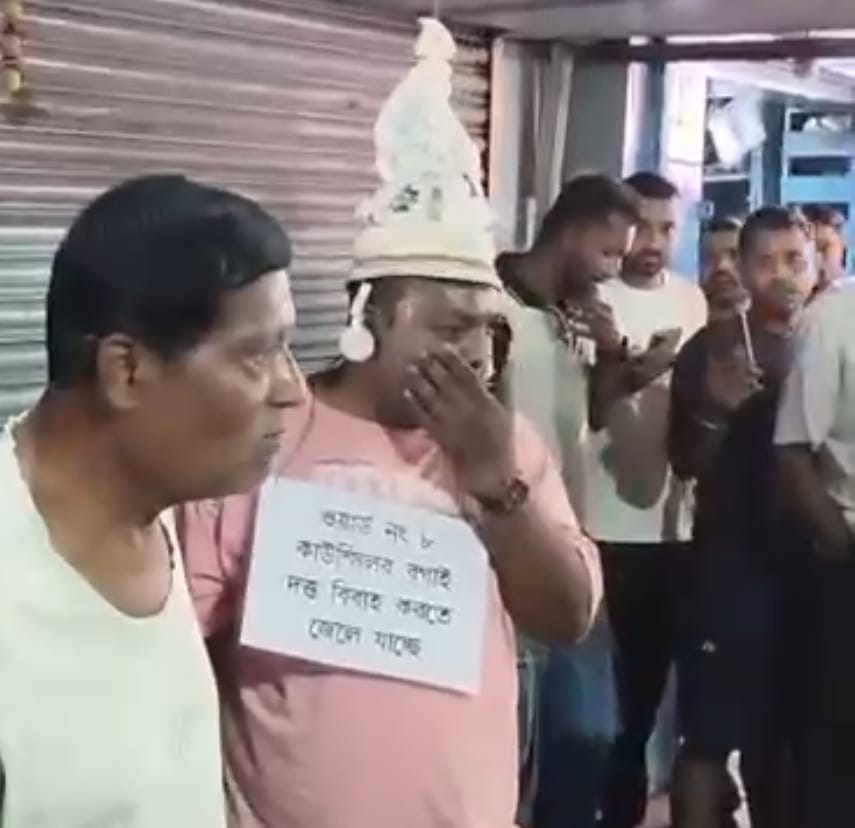 Wearing a wedding headgear, he is going to prison to get married.