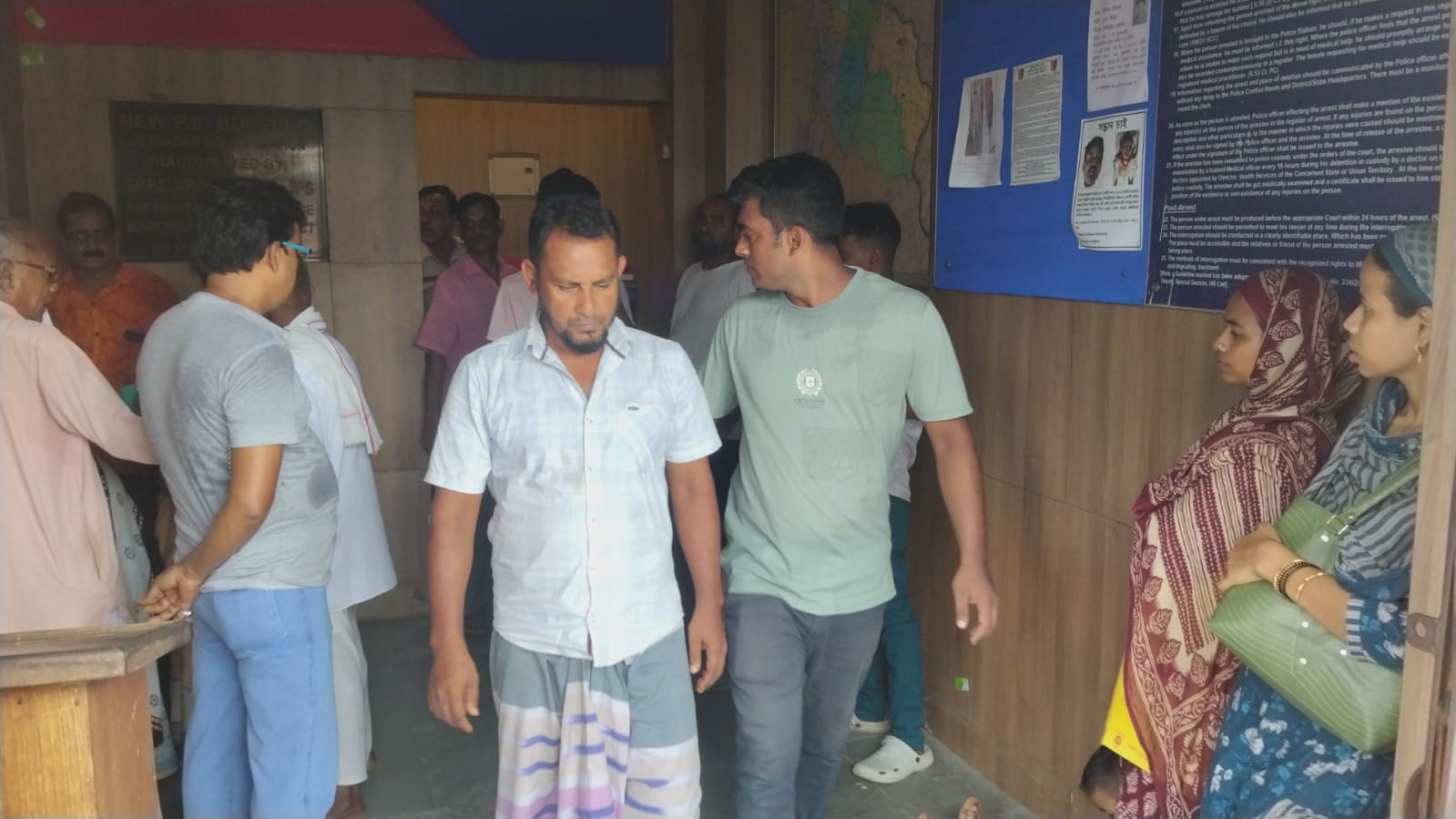 ডাকাত সন্দেহে গ্রেফতার তিন জয়নগরে