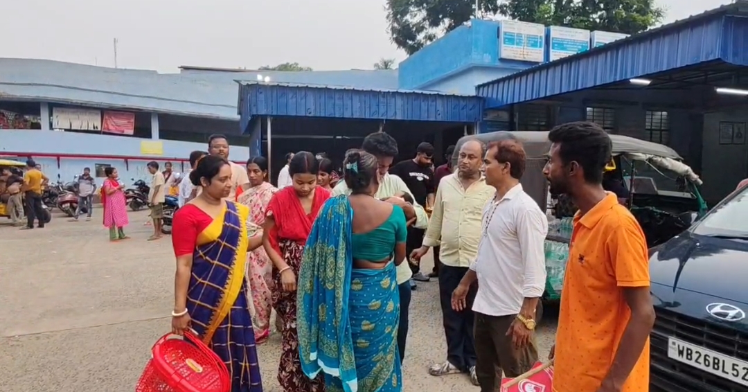 হাসপাতাল চত্বরে খাওয়ানো হলো হাজার মিষ্টি, সাজোয়া গাড়ি ব্যান্ড তাশা নিয়ে রীতিমতো বরণ করে নিয়ে যাওয়া হল গৃহলক্ষ্মীকে!