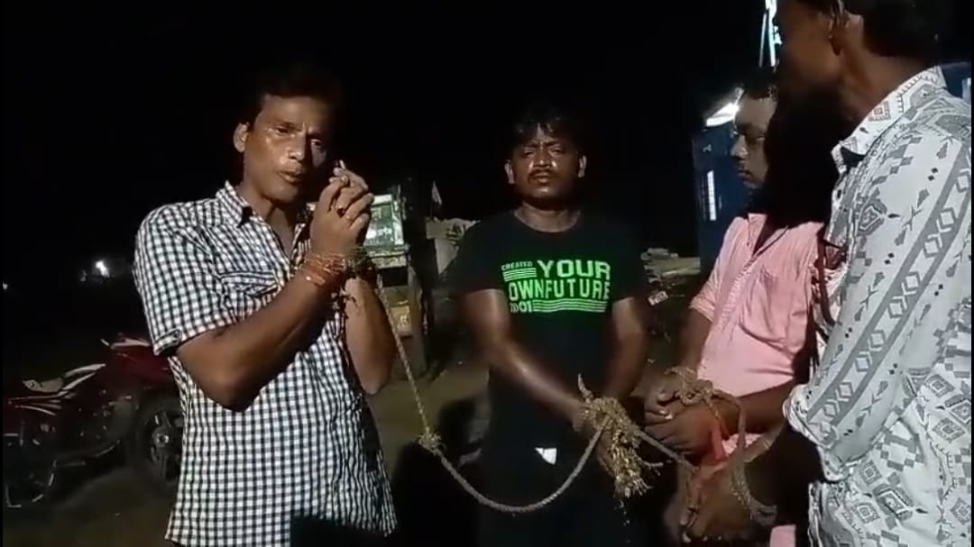 লক্ষাধীক টাকা তোলা দাবি করা বিজেপ নেতা ও কর্মীদের দড়ি দিয়ে বেঁধে রাখলেন বালি কারবারির লোকজন