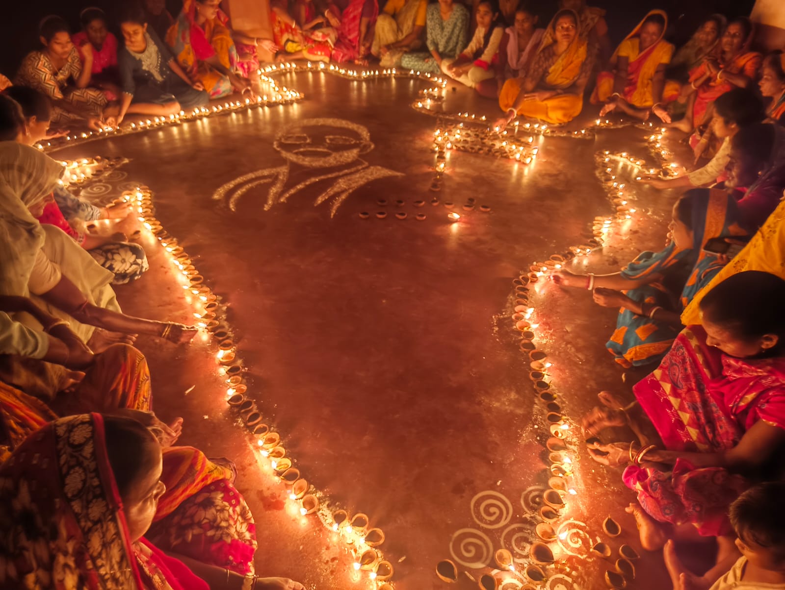 ‘সেবা সংকল্প অভিযান’-এ ভারতের মানচিত্র ও বর্ণাঢ্য থিমে আশীর্বাদের প্রদীপ প্রজ্জ্বলন।