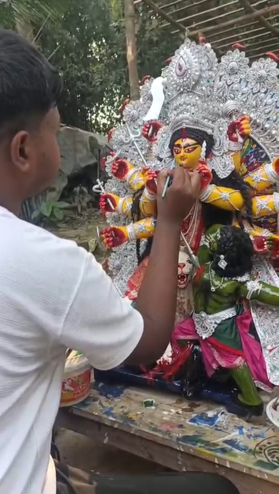 তিন ফুটের মহিষমর্দিনী তৈরি করে তাক লাগালেন নদীয়ার কলেজ পড়ুয়া!